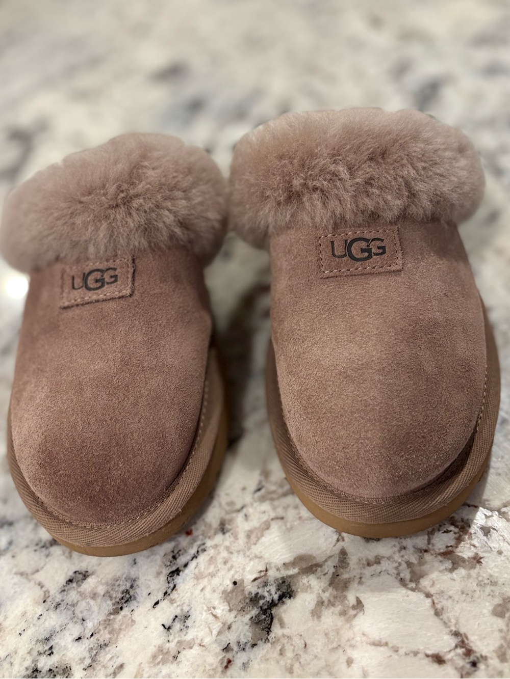 UGG Cozy Slippers Women’s Size 5 Tan Shearling Lined Slip On Slippers - Picture 2 of 9